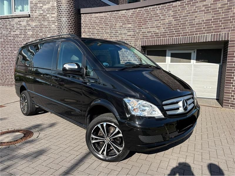 Schwarz Gebraucht 2011 Mercedes Viano Van / Kleinbus | 13.800 € (Fairer Preis) - Bild 1/4