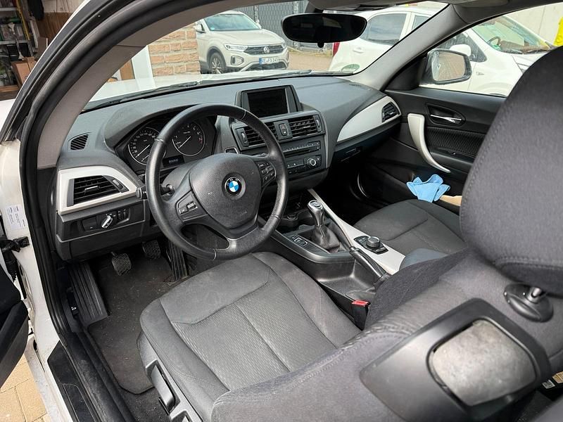 Gebraucht BMW 114 105 PS (77 kW) 2014 Weiß Kleinwagen