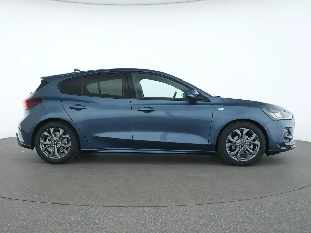 Gebraucht Ford Focus ST-Line X 155 PS (114 kW) 2024 Chroma blau Limousine