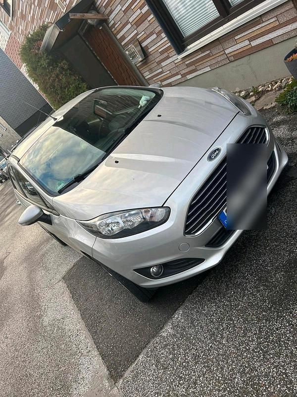 Silber Gebraucht 2013 Ford Fiesta SYNC Edition Kleinwagen | 5.200 € - Bild 1/4