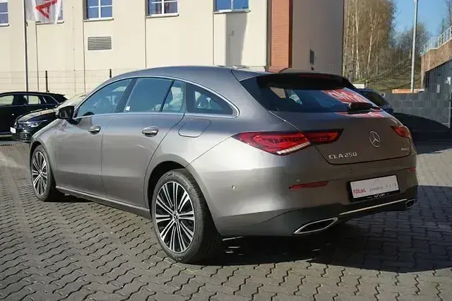Gebraucht Mercedes CLA250 Progressive 224 PS (164 kW) 2021 Mountaingrau metallic (metallic) Coupé