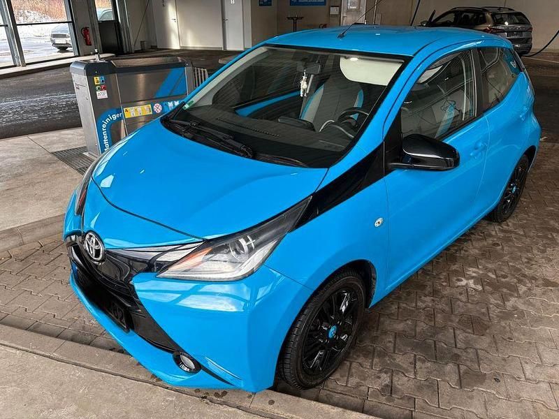Gebraucht Toyota Aygo 69 PS (50 kW) 2015 Schwarz Kleinwagen