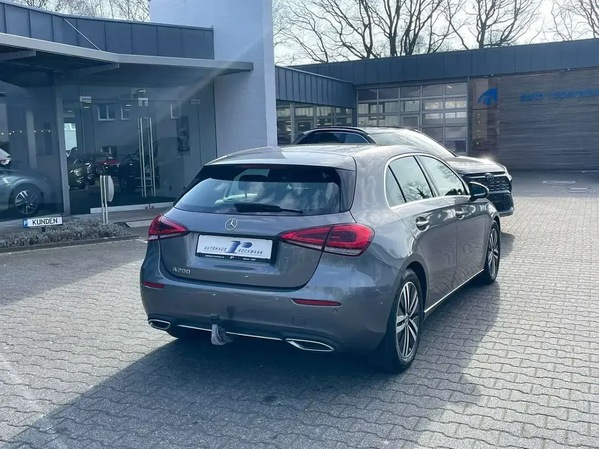 Gebraucht Mercedes A200 163 PS (119 kW) 2022 Mountaingrau Limousine