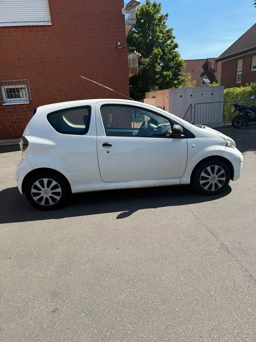 Gebraucht Toyota Aygo 68 PS (50 kW) 2012 Gelb Kleinwagen
