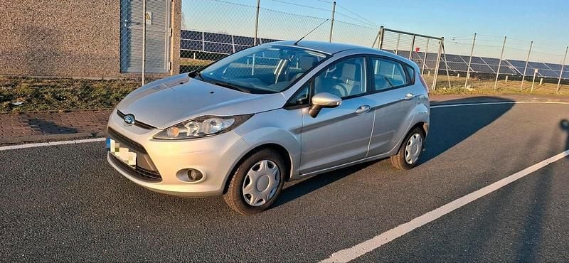 Silber Gebraucht 2010 Ford Fiesta Trend Limousine | 4.100 € (Fairer Preis) - Bild 1/4