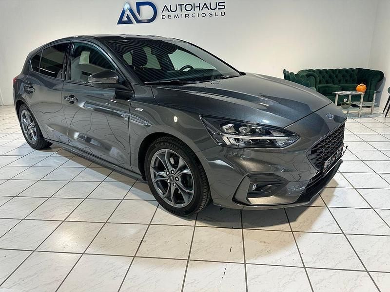 Grau Gebraucht 2020 Ford Focus ST-Line Limousine | 15.990 € (Fairer Preis) - Bild 1/4