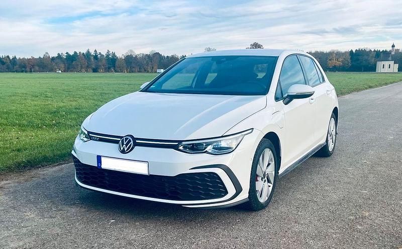 Weiß Gebraucht 2021 VW Golf GTE Limousine | 22.900 € (Fairer Preis) - Bild 1/4