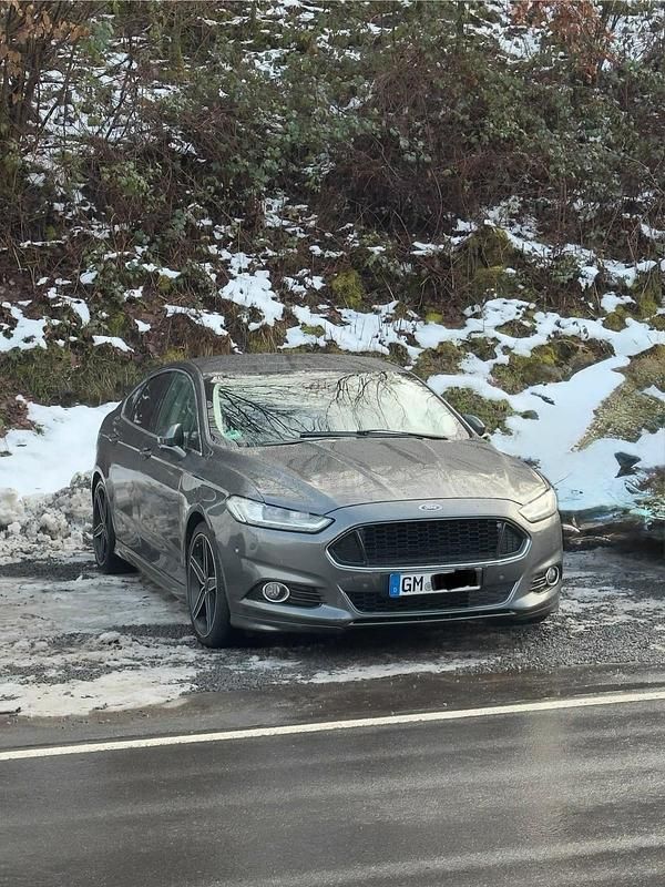 Grau Gebraucht 2015 Ford Mondeo Sport Limousine | 13.900 € - Bild 1/4