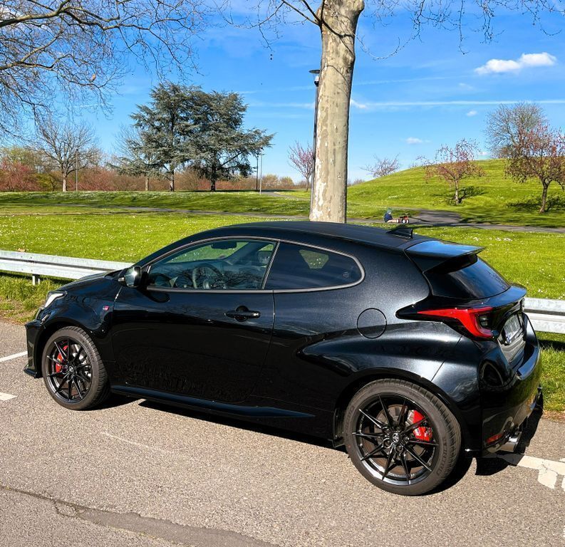 Schwarz Gebraucht 2023 Toyota Yaris Limousine | 49.990 € - Bild 1/4