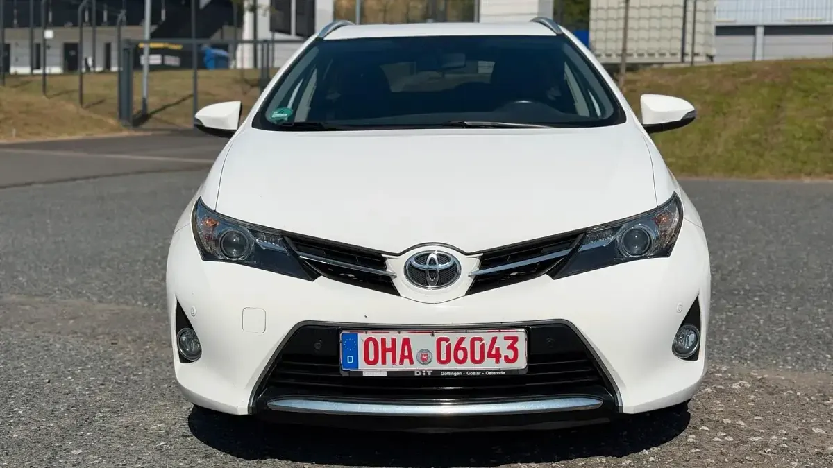 Gebraucht Toyota Auris 124 PS (91 kW) 2015 Weiß Kombi