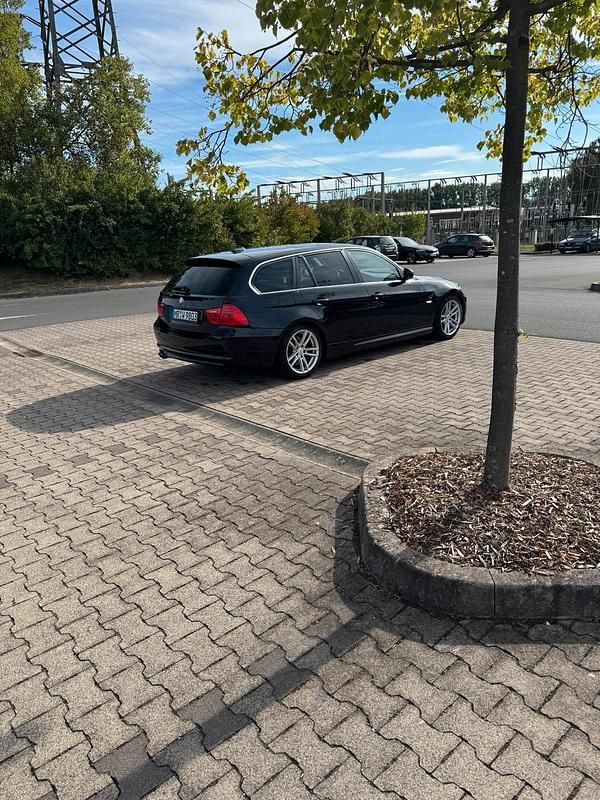 Schwarz Gebraucht 2011 BMW 325 Kombi | 5.900 € (Fairer Preis) - Bild 1/4