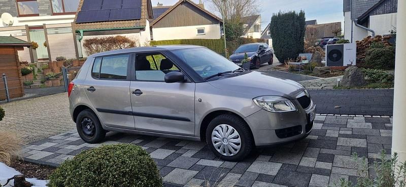 Grau Gebraucht 2010 Skoda Fabia Cool Edition Kleinwagen | 2.300 € (Superpreis) - Bild 1/4
