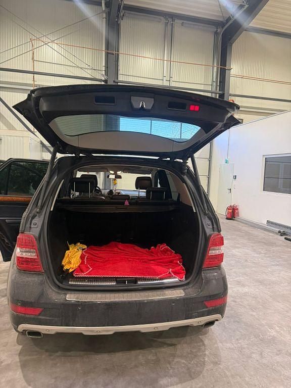 Gebraucht Mercedes ML500 387 PS (284 kW) 2010 Schwarz SUV