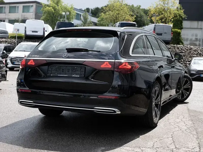Gebraucht Mercedes E220 Avantgarde 197 PS (144 kW) 2025 Schwarz Kombi