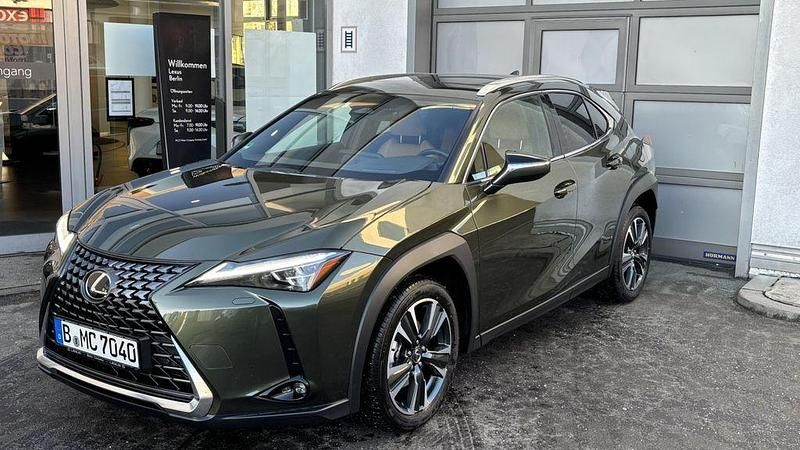 Grün Gebraucht 2025 Lexus UX 300h Executive Line SUV | 49.980 € (Teuer) - Bild 1/4