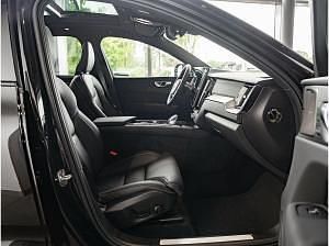 Neu Volvo XC60 Plus 455 PS (334 kW) 2025 Schwarz (onyx black / metallic) SUV
