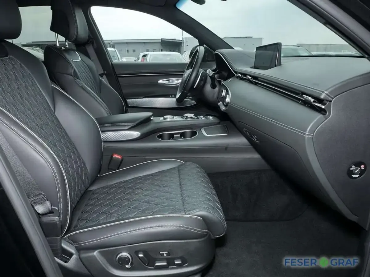 Second-hand Genesis GV70 Sport 201 CP (147 kW) 2024 Negru SUV