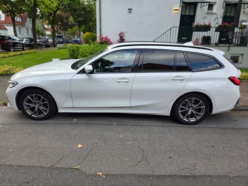 Weiß Gebraucht 2021 BMW 318 Sport Line Kombi | 19.950 € (Guter Preis) - Bild 1/4