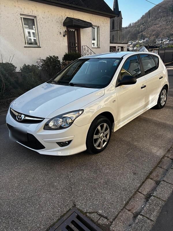 Gebraucht Hyundai i30 109 PS (80 kW) 2011 Weiß Kleinwagen