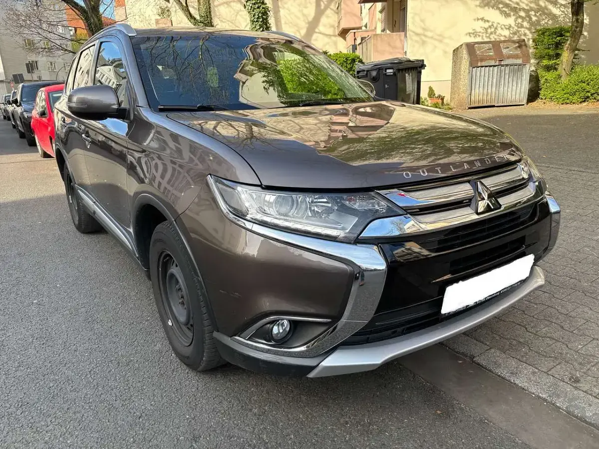 Begagnad Mitsubishi Outlander Plus 150 HK (110 kW) 2016 Brun SUV