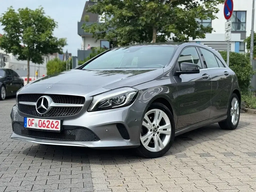 Gebraucht Mercedes A180 122 PS (89 kW) 2017 Grau Limousine