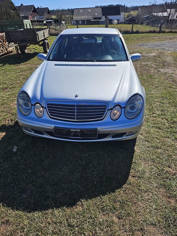 Silber Gebraucht 2003 Mercedes E220 Limousine | 2.000 € (Superpreis) - Bild 1/4