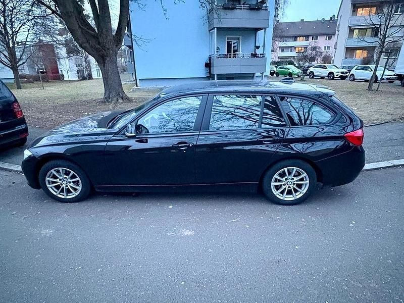 Schwarz ii Gebraucht 2017 BMW 318 Advantage Kombi | 8.888 € (Fairer Preis) - Bild 1/3
