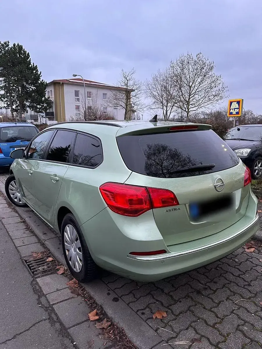 Używany Opel Astra 110 KM (80 kW) 2013 Zielony Kombi
