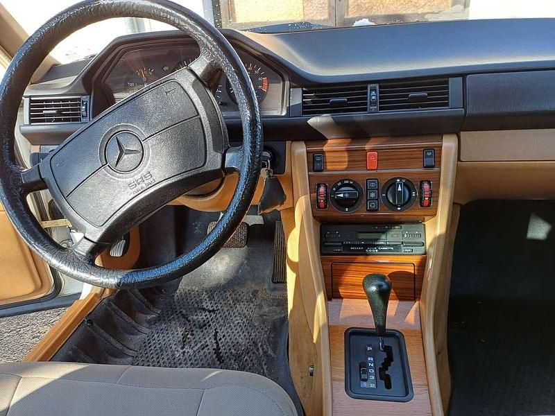 Gebraucht Mercedes 230 132 PS (97 kW) 1989 Weiß Limousine