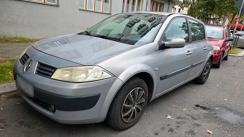 Silber Gebraucht 2004 Renault Mégane II Kleinwagen | 2.699 € (Fairer Preis) - Bild 1/4