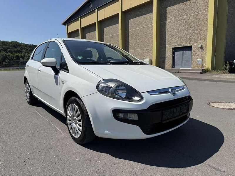 Gebraucht Fiat Punto 77 PS (56 kW) 2011 Bianco divino/zenit/ghiaccio/g Kleinwagen