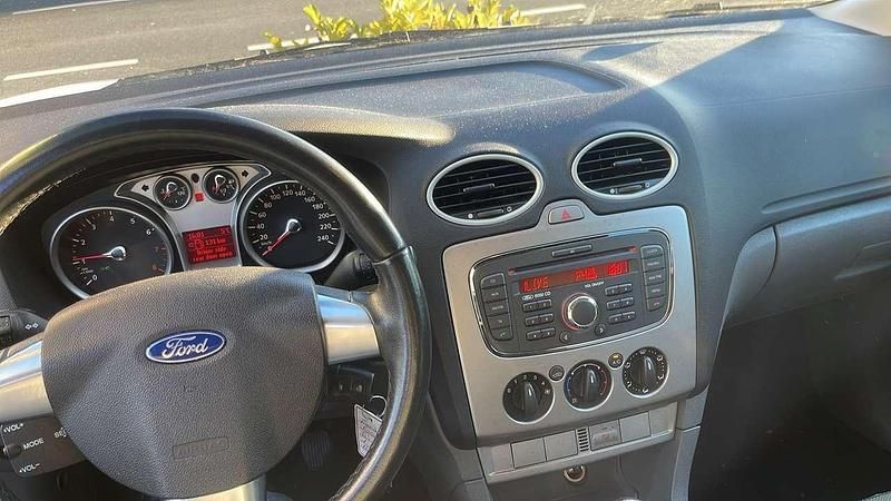 Gebraucht Ford Focus Style 101 PS (74 kW) 2011 Weiß Kleinwagen