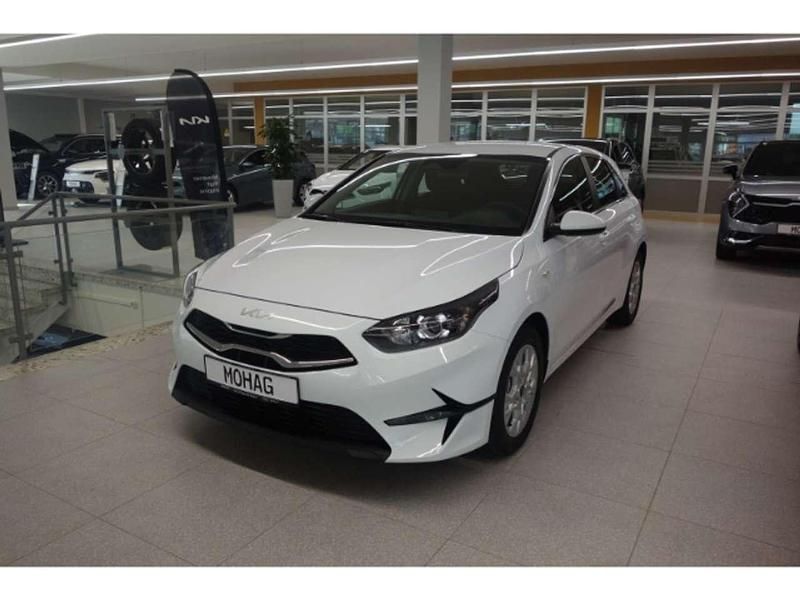 Wd) carraraweiss (weiss Neu 2025 Kia Ceed Vision Limousine | 22.490 € (Fairer Preis) - Bild 1/4