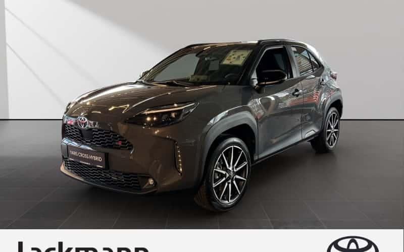 Grau Neu 2025 Toyota Yaris Cross Sport SUV | 33.590 € (Teuer) - Bild 1/4
