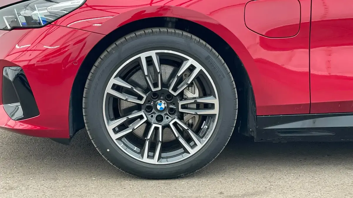 Gebraucht BMW 550e Comfort Edition 490 PS (360 kW) 2025 Fire red metallic Kombi