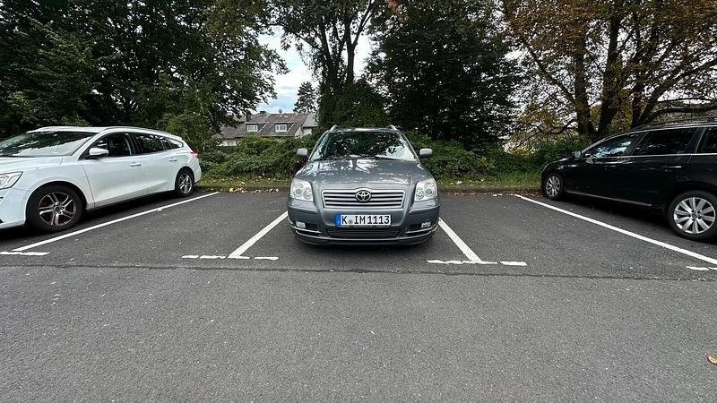 Grau Gebraucht 2003 Toyota Avensis Kombi | 1.750 € (Fairer Preis) - Bild 1/4