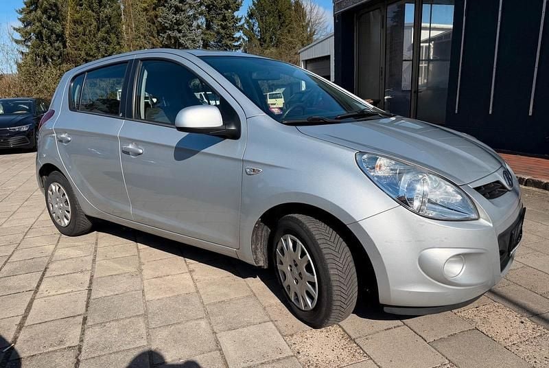Gebraucht Hyundai i20 77 PS (56 kW) 2012 Silber Kleinwagen