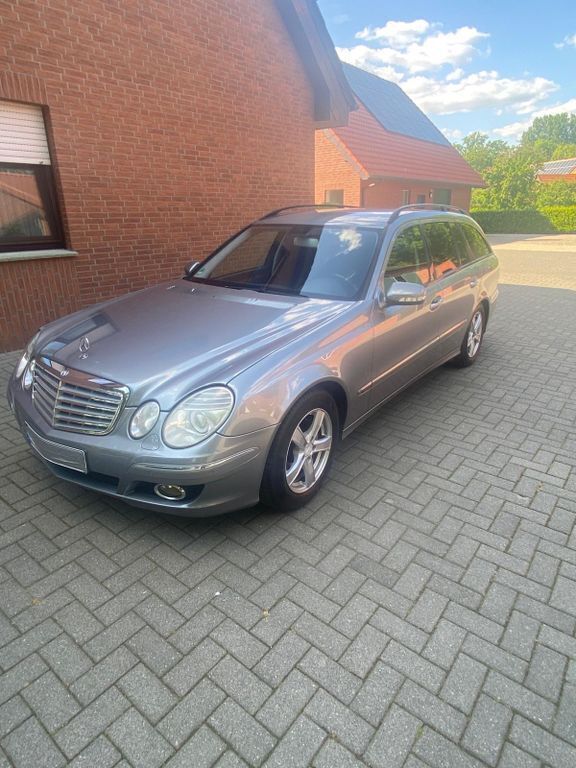 Grau Gebraucht 2008 Mercedes E200 Classic Limousine | 4.800 € (Guter Preis) - Bild 1/4