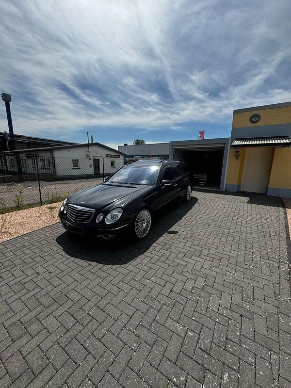 Schwarz Gebraucht 2008 Mercedes E320 Avantgarde Kombi | 7.300 € (Fairer Preis) - Bild 1/4