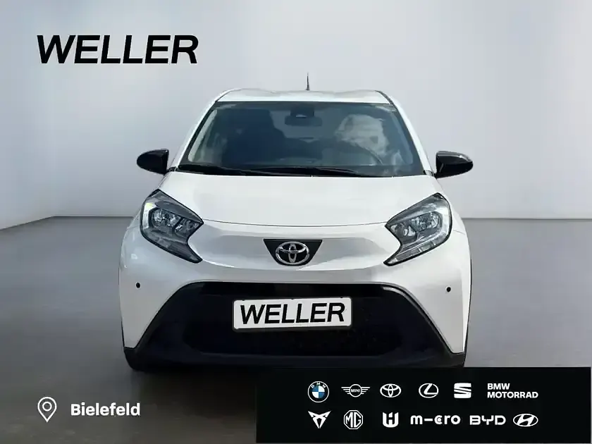 Gebraucht Toyota Aygo Play 72 PS (52 kW) 2023 Super (pure) white ii (weiss) Kleinwagen