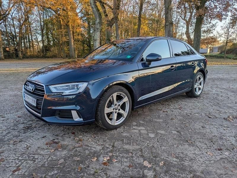 Blau Gebraucht 2019 Audi A3 Ambiente Limousine | 18.500 € (Guter Preis) - Bild 1/4