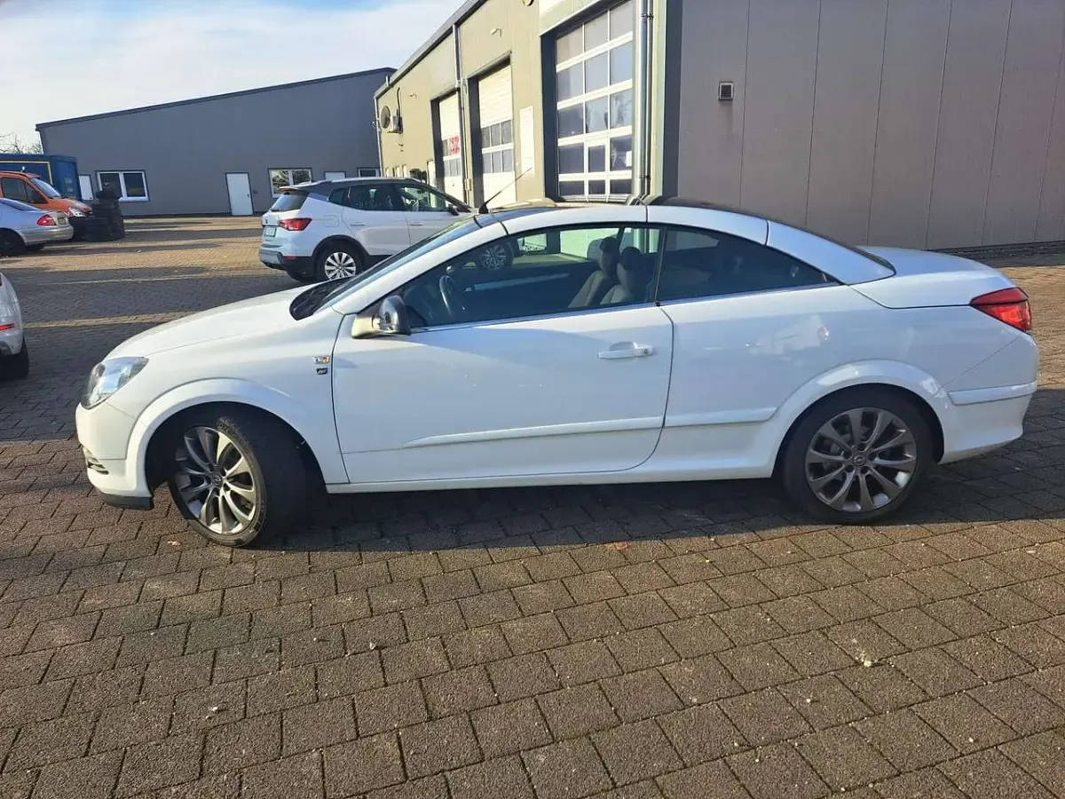 Gebraucht Opel Astra Edition 140 PS (102 kW) 2010 Cabrio
