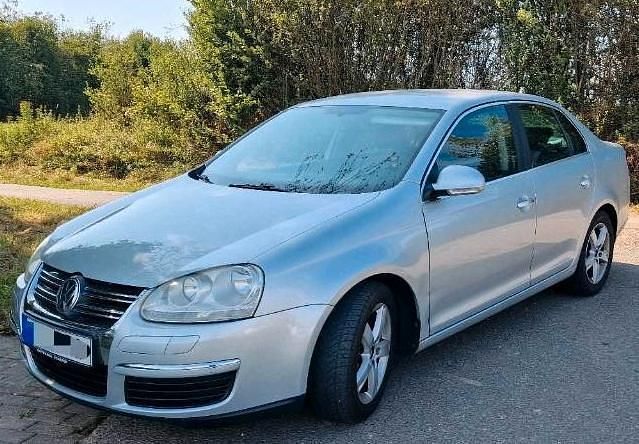 Silber Gebraucht 2007 VW Jetta Limousine | 3.750 € (Etwas zu teuer) - Bild 1/4