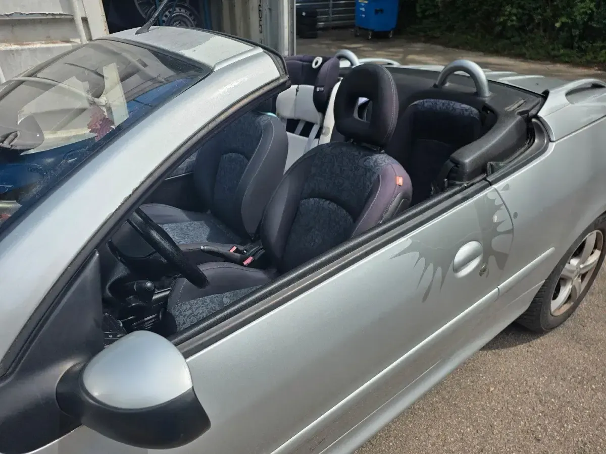Gebraucht Peugeot 206 CC 109 PS (80 kW) 2002 Silber Cabrio