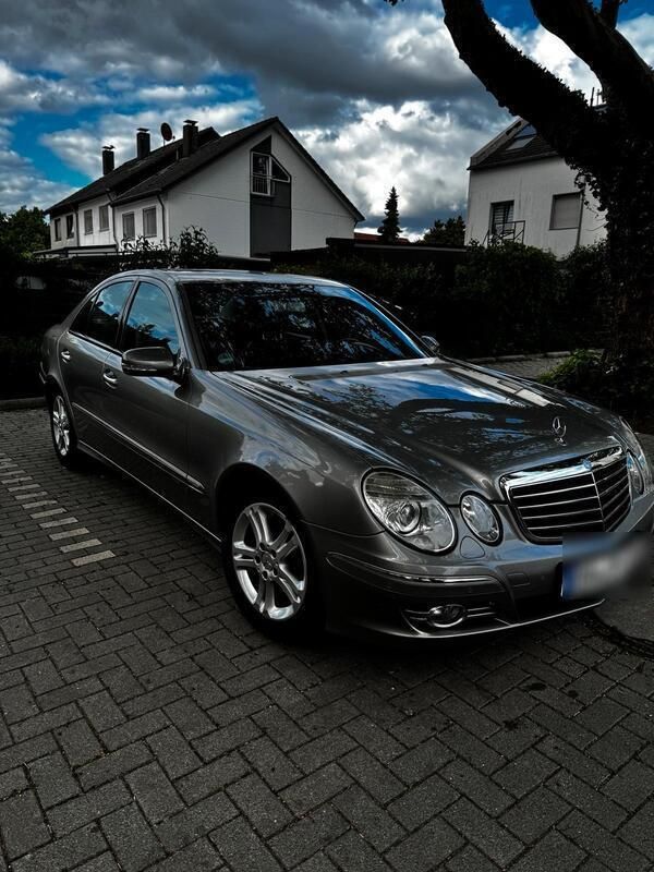 Grau Gebraucht 2007 Mercedes E220 Limousine | 5.400 € - Bild 1/4