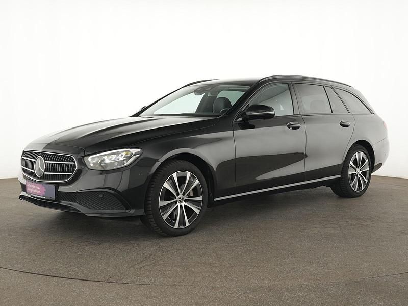 Obsidianschwarz Gebraucht 2022 Mercedes E300 Night Limousine | 32.225 € (Guter Preis) - Bild 1/4