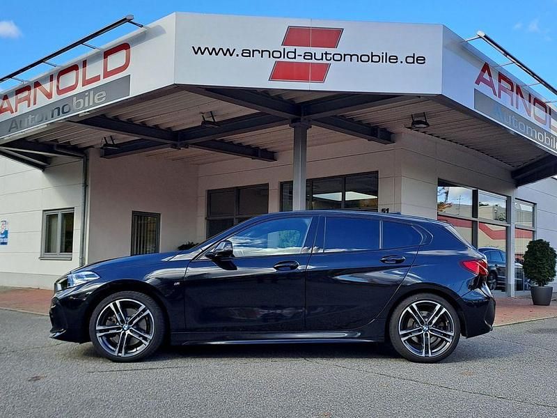 Schwarz Gebraucht 2022 BMW 120 M Sport Kleinwagen | 29.600 € (Fairer Preis) - Bild 1/4