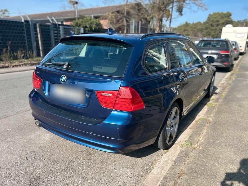 Gebraucht BMW 320 184 PS (135 kW) 2011 Blau Kombi