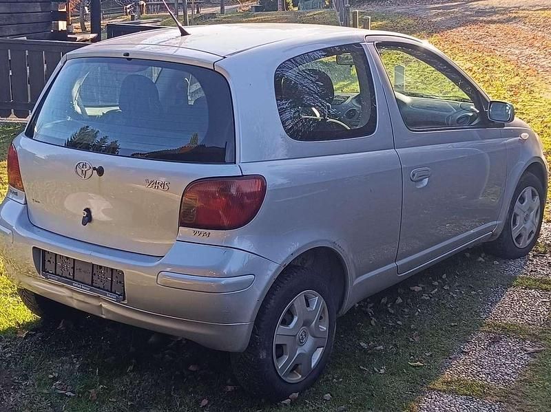 Gebraucht Toyota Yaris 65 PS (47 kW) 2003 Silber Limousine
