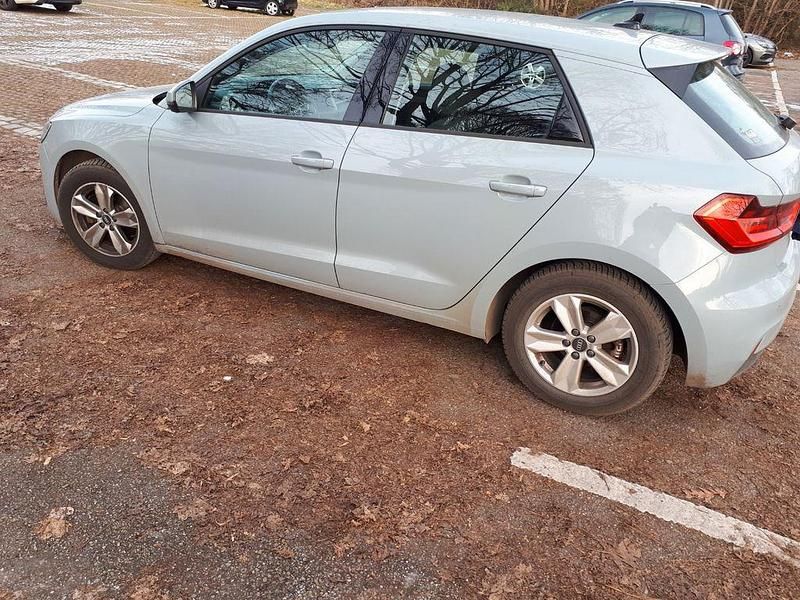 Grau Gebraucht 2021 Audi A1 Sportback Sport Kleinwagen | 19.950 € (Guter Preis) - Bild 1/3